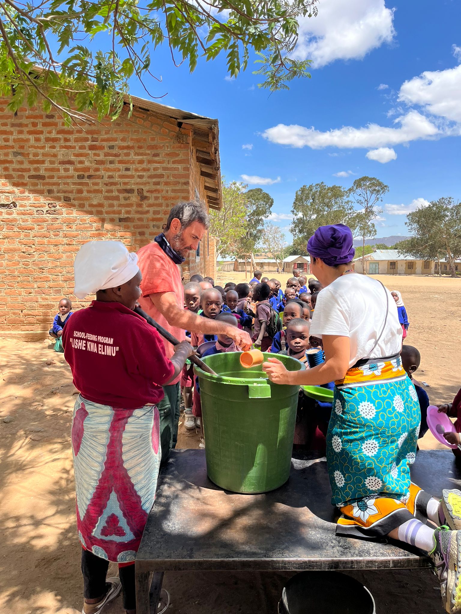 Massimo mentre distribuisce il cibo nelle mense scolastiche de L'Africa Chiama